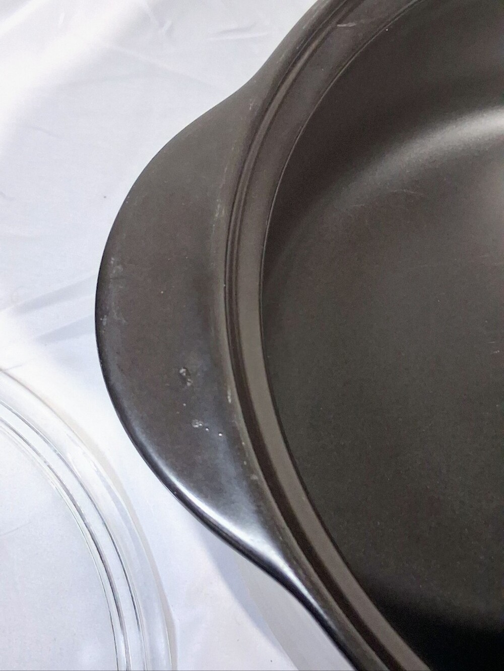 Pampered Chef 4qt. Rockcrock Black Dutch Oven with Matching Glass Lid 7.5 Lbs. - Picture 10 of 10